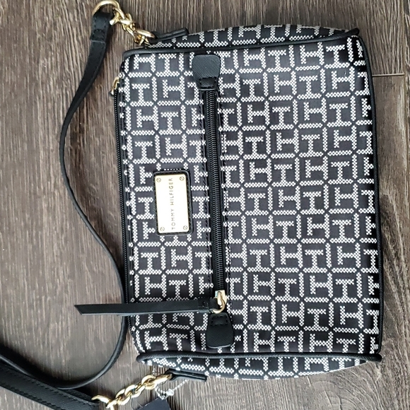 🖤🤍 Brand New Tommy Hilfiger Monogram Black & White Crossbody Purse  Bag - Picture 2 of 16